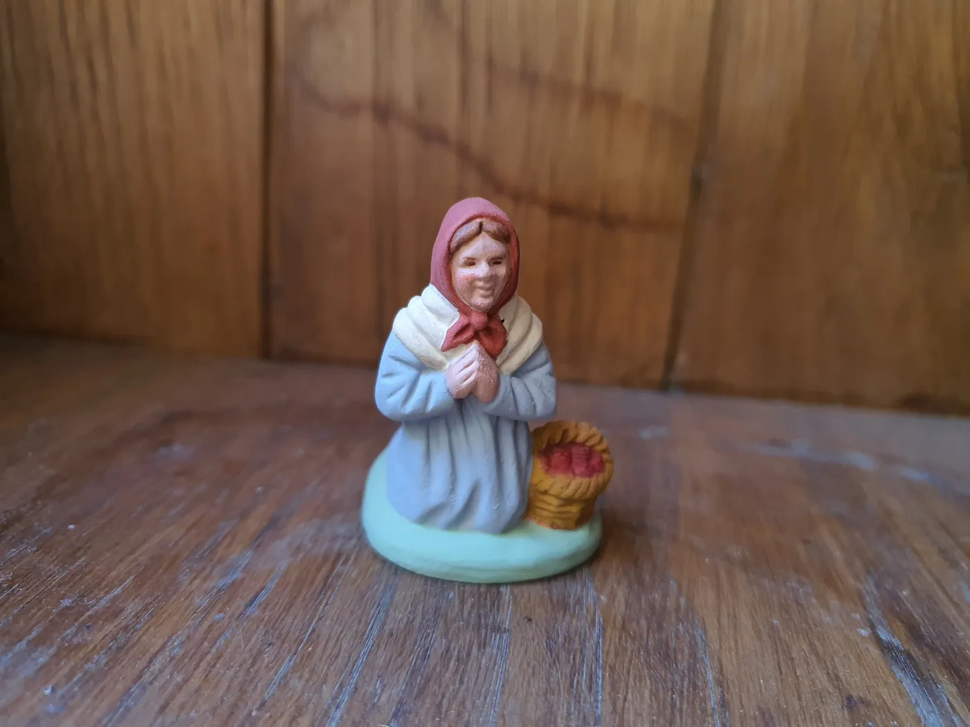 Santon d’une femme au panier, peint à la main